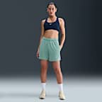 Shorts de fitness sin forro de tiro medio Dri-FIT de 13 cm para mujer Nike Attack