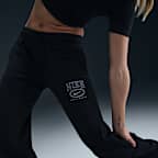 Pants estampados de tiro medio y pierna amplia para mujer Nike Sportswear Club Fleece