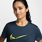 Playera de correr de manga corta Dri-FIT con gráfico para mujer Nike One