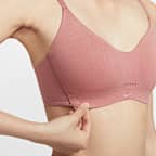 สปอร์ตบราผู้หญิงซัพพอร์ตระดับต่ำเสริมฟองน้ำดีไซน์ปรับเปลี่ยนได้ Nike Alate Minimalist