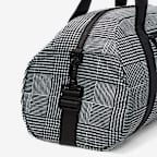 กระเป๋าดัฟเฟิลลายเพลด Nike Gym Club (24 ล.)