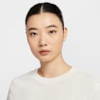 เสื้อยืดเอวลอยทรงหลวมผู้หญิง Nike Sportswear Club