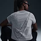 Playera de manga corta con gráfico cropped para mujer Nike Sportswear Club