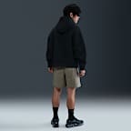 กางเกงขาสั้นผู้ชายแบบทอ Nike Tech