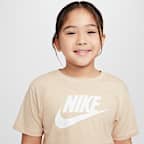 Playera de corte cuadrado para niños talla pequeña Nike Club