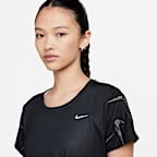 ナイキ Dri-FIT スウッシュ ウィメンズ ショートスリーブ プリント ランニングトップ