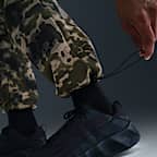 Nike Tech fleecebroek met camouflageprint met open zoom voor heren