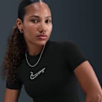 Nike Sportswear enges, kurz geschnittenes T-Shirt für Damen