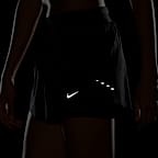 กางเกงวิ่งขาสั้นเอวปานกลางแบบ 2-in-1 ผู้หญิง Nike Swift