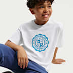 Playera Max90 para niños talla grande Nike Club x Doernbecher Freestyle