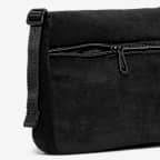 กระเป๋าพาดลำตัวผู้หญิง Nike Sportswear Futura 365 (2 ล.)