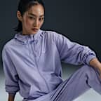 Chamarra con gorro de ajuste holgado para mujer UV Nike Sportswear Classic Wovens