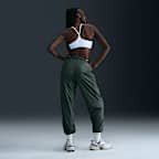 Joggers de tiro medio holgados con protección contra los rayos UV para mujer Nike Sportswear Classic Wovens