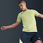 เสื้อฟุตบอลผู้ชาย Dri-FIT Nike Strike
