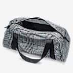 กระเป๋าดัฟเฟิลลายเพลด Nike Gym Club (24 ล.)