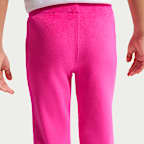 Dwuczęściowy welurowy zestaw z legginsami z rozszerzanymi nogawkami dla małych dzieci Nike