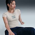 ナイキ スポーツウェア ウィメンズ スリム ショートスリーブ グラフィック Tシャツ