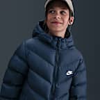 Chamarra acolchada Therma-FIT de ajuste holgado de largo medio para niños talla grande Nike Sportswear All Day Play