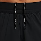 กางเกงวิ่งขาสั้นเอวปานกลางแบบ 2-in-1 ผู้หญิง Nike Swift