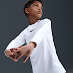 Playera de cuello redondo y manga larga Dri-FIT para niño talla grande Nike Pro