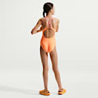 Traje de baño de una pieza con cordón y textura ondulada para niña talla grande Nike Swim