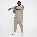 Joggers de alto rendimiento Dri-FIT con protección UV para hombre Nike Primary Fleece