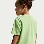 Conjunto de playera tipo jersey con gráfico y shorts de malla infantil Nike E1D1