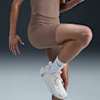 Shorts de ciclismo de tiro alto de 20 cm con bolsillos para mujer Nike One