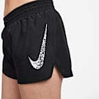 กางเกงวิ่งขาสั้นเอวปานกลางมีซับในผู้หญิง Nike Dri-FIT Swoosh Run