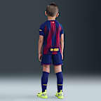FC Barcelona 2026 Stadium Home dreiteiliges Nike Replika Fußballtrikot-Set (jüngere Kinder)