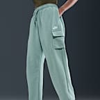 Pants de entrenamiento cargo oversized de tiro medio para mujer Nike Sportswear Club Fleece