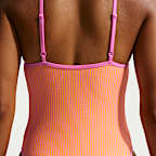 Traje de baño de una sola pieza de cuello cuadrado con textura ondulada para mujer Nike Swim