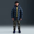 Chamarra acolchada Therma-FIT de ajuste holgado de largo medio para niños talla grande Nike Sportswear All Day Play