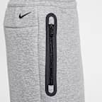 Conjunto de playera y shorts de Tech Fleece para niños talla pequeña Nike