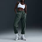 Joggers de tiro medio holgados con protección contra los rayos UV para mujer Nike Sportswear Classic Wovens