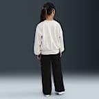 Conjunto de sudadera de cuello redondo sin cierre y pants cargo de French Terry para niños talla pequeña Nike