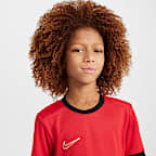 Playera de fútbol de manga corta Dri-FIT para niños talla grande Nike Academy