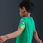 Playera infantil Nike Club Revealed