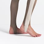 Leggings de tiro alto de 66 cm con estribo y cordón de ajuste para mujer NikeSKIMS Shine