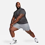 Shorts versátiles Dri-FIT de 18 cm sin forro para hombre Nike Totality