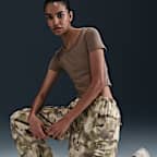 Pants cargo oversized de tiro medio camuflajeados para mujer Nike Sportswear