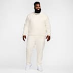 Sudadera de cuello redondo de alto rendimiento Dri-FIT con protección UV para hombre Nike Primary Fleece