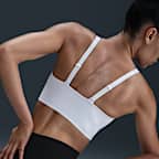 Bra deportivo de talle largo con almohadillas para mujer Nike Alate