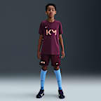 Kylian Mbappé Academy voetbalshirt met korte mouwen en Dri-FIT voor kids