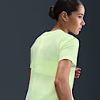 Top da running a manica corta Dri-FIT Nike One Swoosh – Donna
