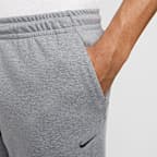 Pants de alto rendimiento Dri-FIT de pierna entallada con protección UV para hombre Nike Primary Fleece