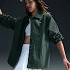 Chamarra de entrenador oversized de tejido Woven UV para mujer Nike Sportswear Essential