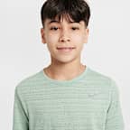 เสื้อเทรนนิ่งเด็กโต Nike Dri-FIT Miler (ชาย)