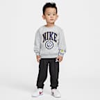 Nike Sportswear Toddler P.E. Sudadera de cuello redondo con gráfico