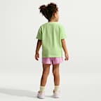 Conjunto de playera tipo jersey con gráfico y shorts de malla infantil Nike E1D1